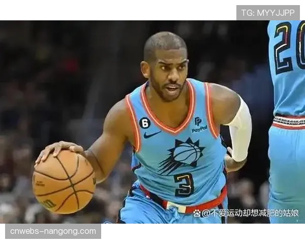 特写：39岁的克里斯·保罗，在替补席上通过平板电脑为年轻后卫实时分析对手防守阵型